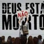 Deus Não Está Morto: Um Convite à Coragem e Confiança em Deus